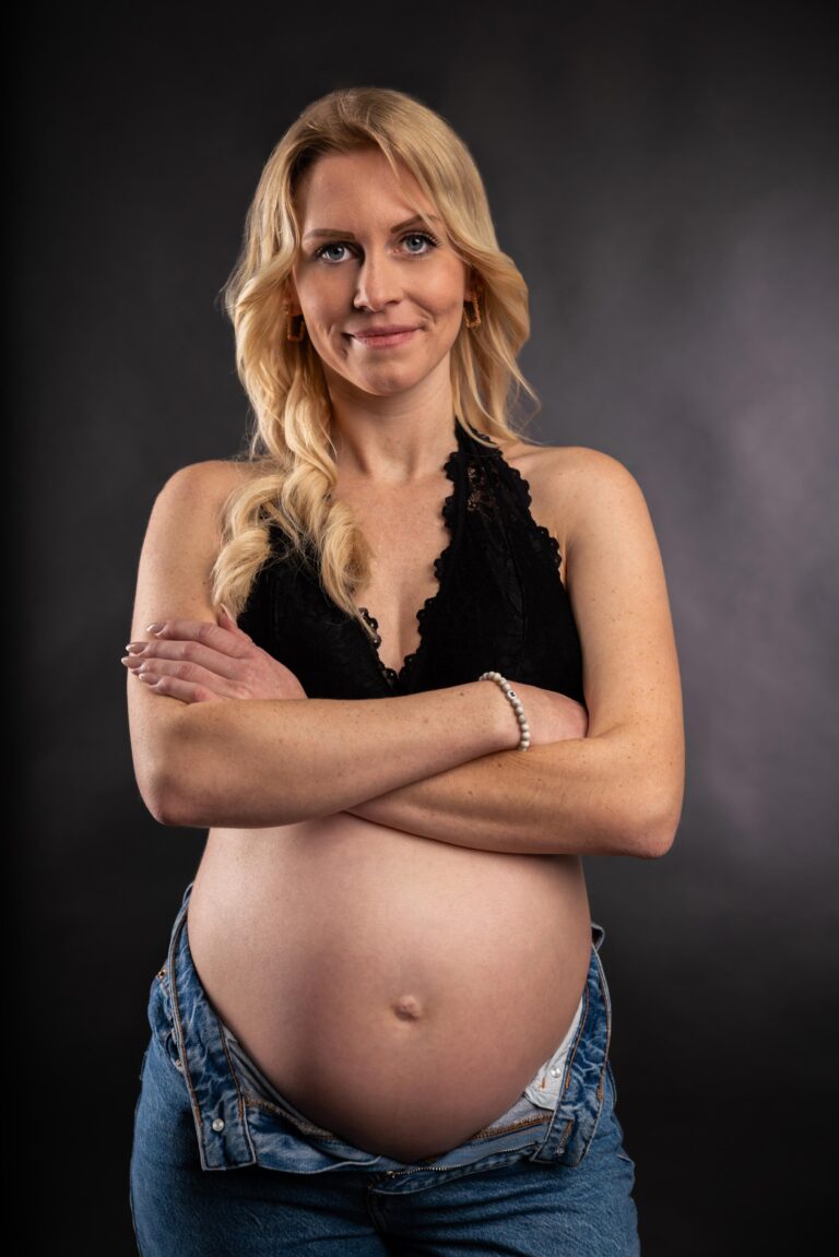 Babybauch von Jessy mit freundlichem Blick