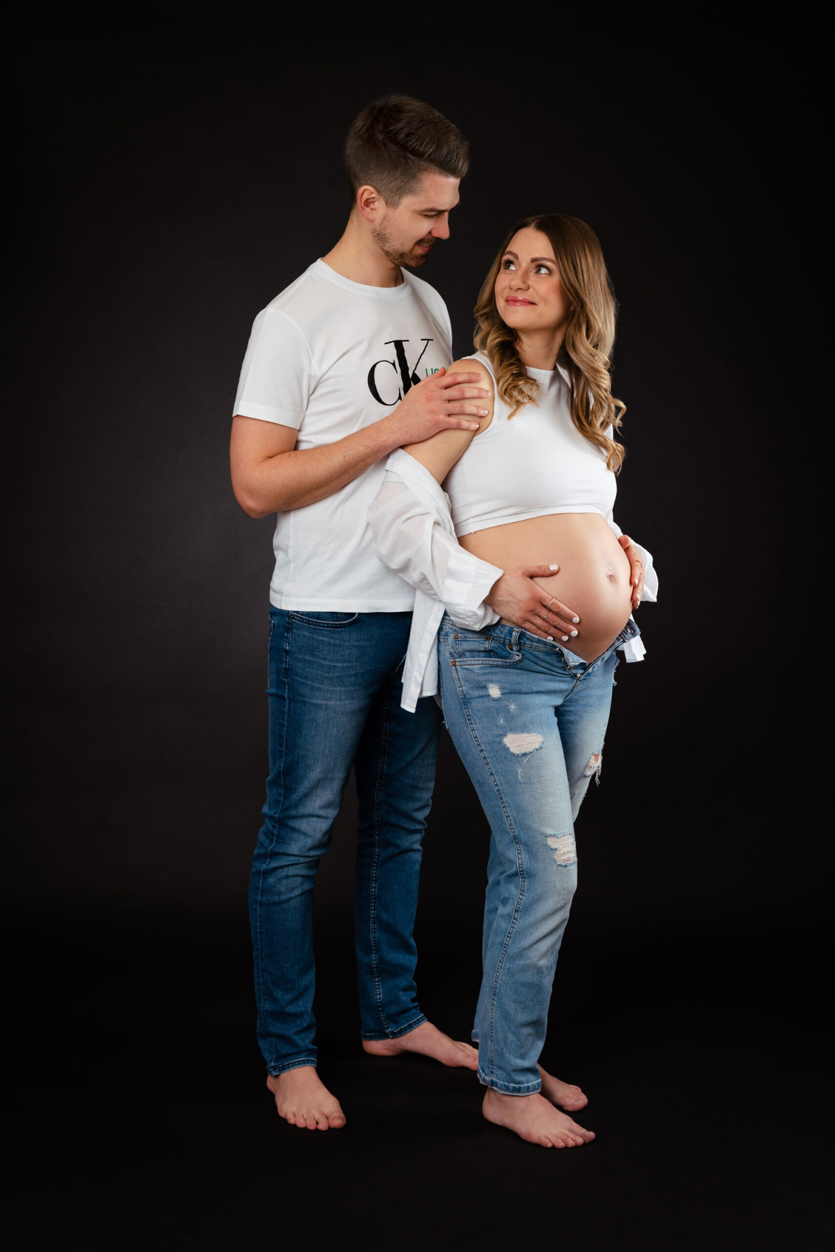 Verliebtes Paar beim Babybauch-Shooting