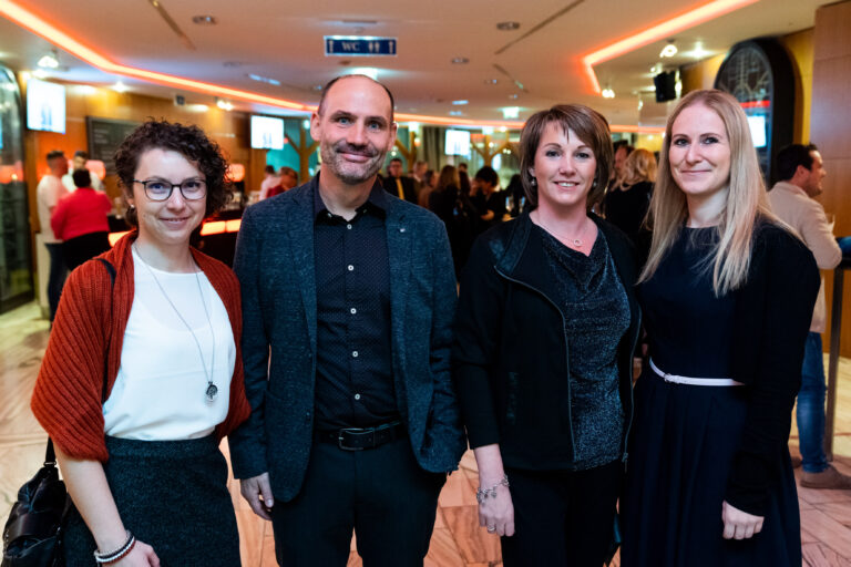 Gruppenfoto von Gästen beim VITA-Pflegeaward