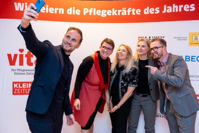 Selfie vor der Fotowall VITA-Award